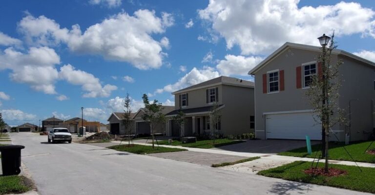 You’d Never Guess This Budget-Friendly Florida Town Is Minutes From Two National Parks