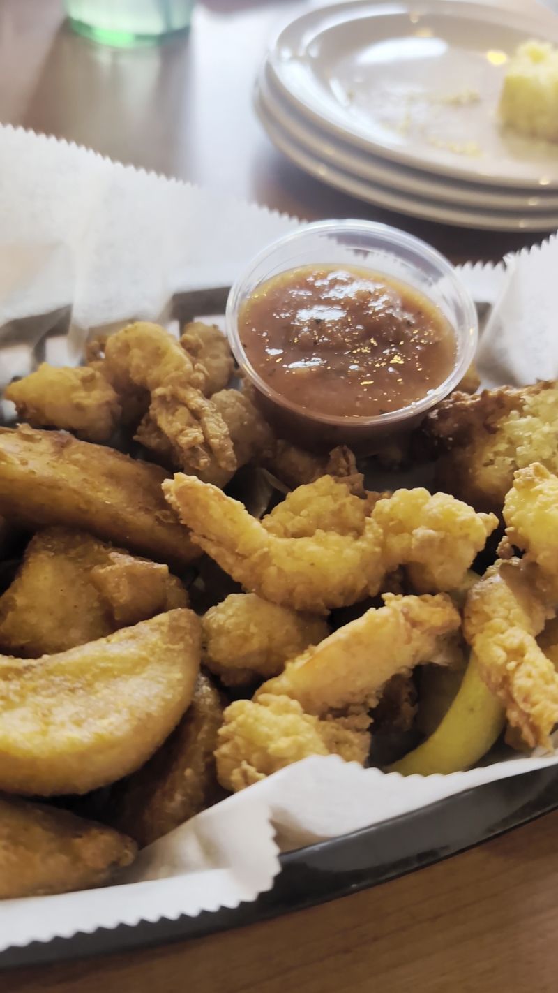 Shrimp, Fish, and Southern Favorites Keep the Menu Comfortingly Familiar