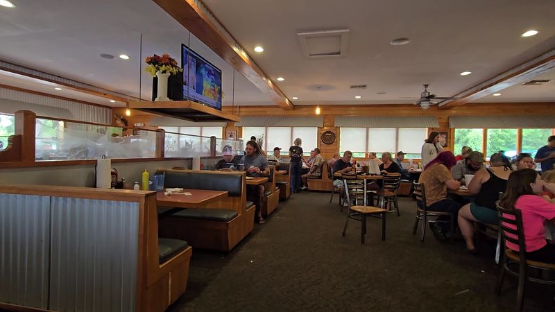 The Casual Dining Room Makes Everyone Feel at Home