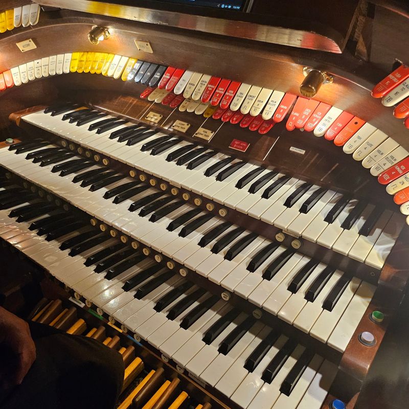 Organ Music Warms Up The Crowd Before Showtime