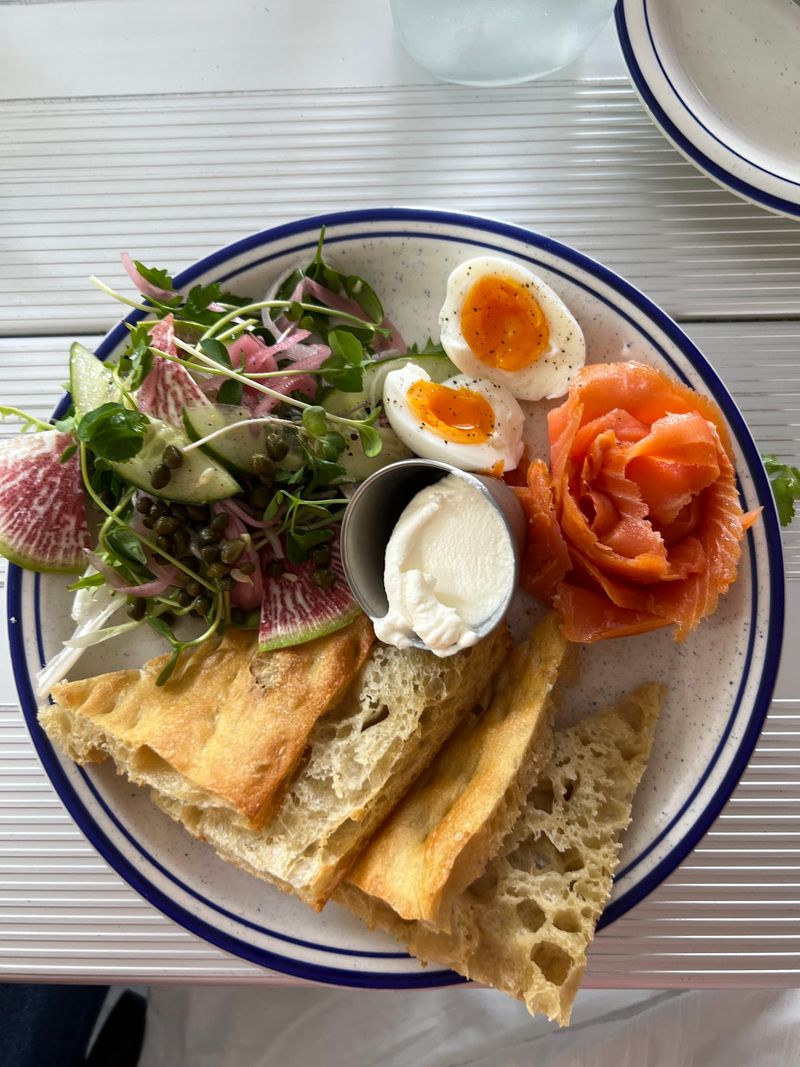 Why Afternoon Restaurant Feels Different From the Usual Breakfast Crowd