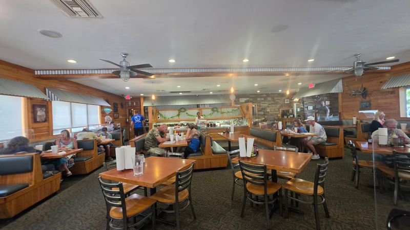 What Makes the Fried Chicken at This Chiefland, Florida Restaurant So Hard to Resist?