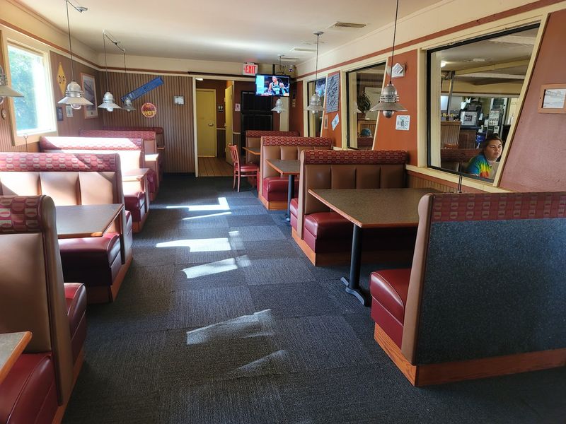 A Spring Hill Pizza Hut That Still Feels Like the Sit-Down Era