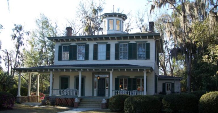People Travel to This Tiny Florida Town Just to Hunt Ghosts at Its Historic Inn